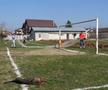 „Jucăm printre tranșee, ca-n război!”. Reportaj GSP la Liga 5, cu fotbal, conducte de gaze și spectatori mascați: „Joacă titulari «Scoică», «Pisică», «Lună», «Buze moi»”