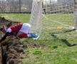 „Jucăm printre tranșee, ca-n război!”. Reportaj GSP la Liga 5, cu fotbal, conducte de gaze și spectatori mascați: „Joacă titulari «Scoică», «Pisică», «Lună», «Buze moi»”