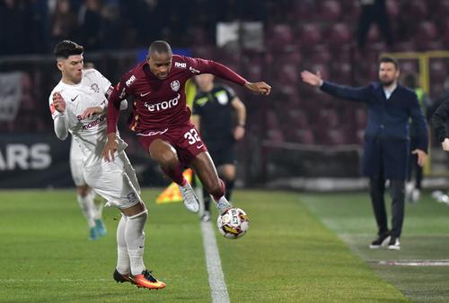 Rangelo Janga, în duel cu Cristi Săpunaru