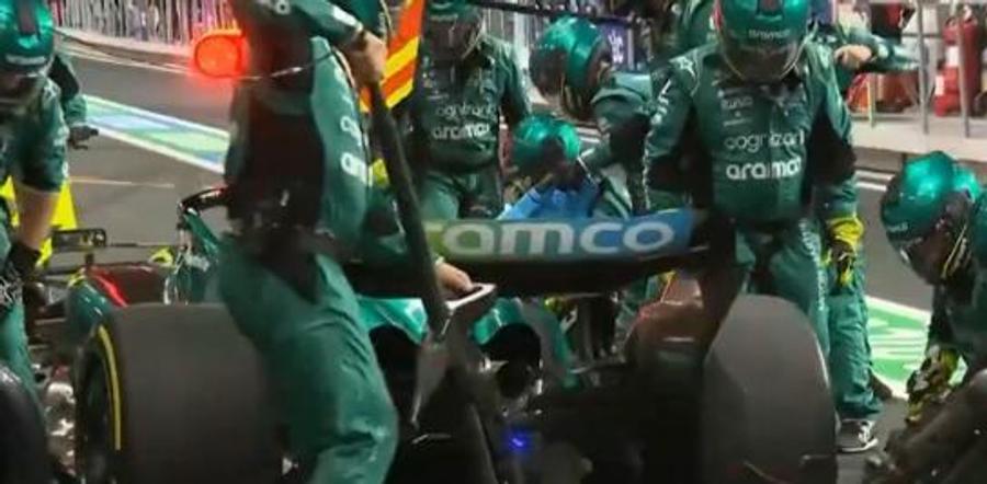 Momentul în care mecanicul atingea mașina lui Fernando Alonso Ce s-a întâmplat în cazul lui Fernando Alonso în MP din Arabia Saudită » De ce a fost penalizat la finalul cursei și cum s-a apărat Aston Martin