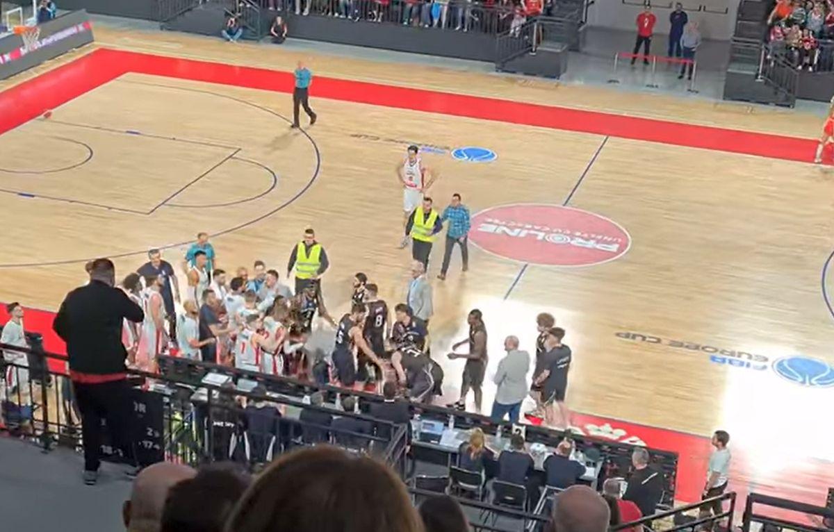 A apărut filmarea! Scene ȘOCANTE cu campioana României la baschet! Bătaie și dosar penal: „A ieșit din sală, a mers pe șantierul din apropiere și s-a întors cu o tijă de fier”
