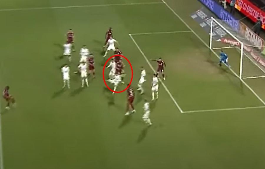 Momentul în care mingea trece pe lângă Bîrligea Momentul ignorat și de VAR la cea mai controversată decizie din play-off: „În cazul ăsta, golul nu e valabil!”
