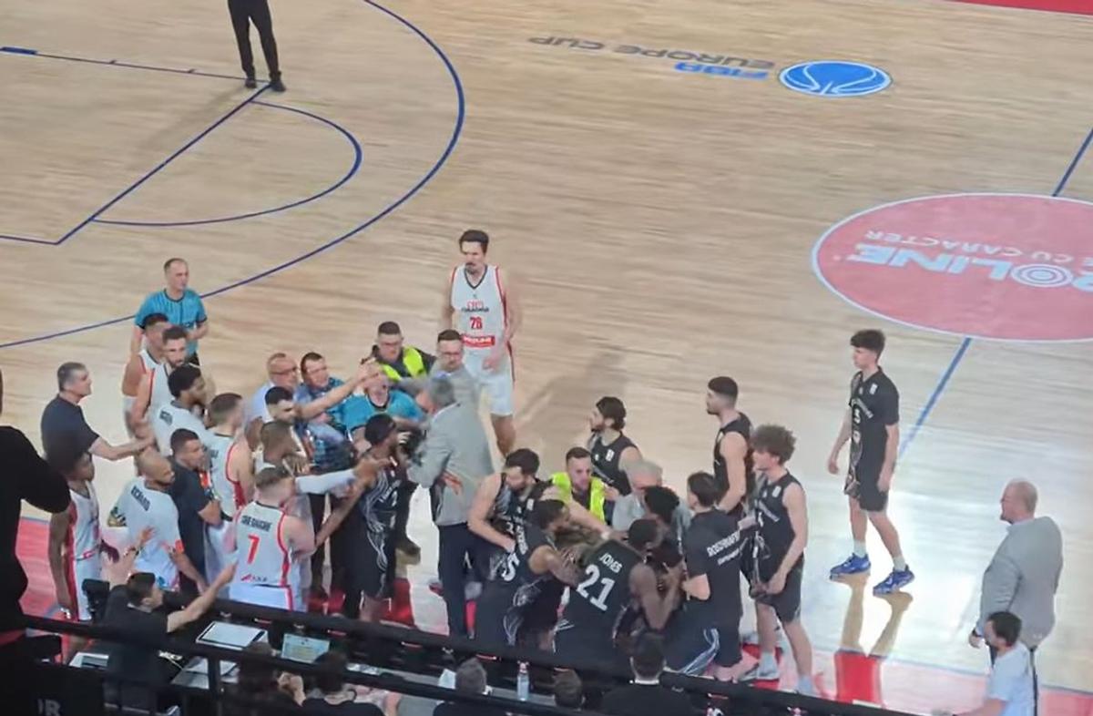 A apărut filmarea! Scene ȘOCANTE cu campioana României la baschet! Bătaie și dosar penal: „A ieșit din sală, a mers pe șantierul din apropiere și s-a întors cu o tijă de fier”
