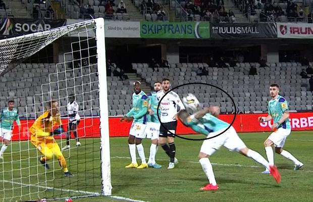 Decizie de neînțeles la U Cluj - FC Argeș » A respins mingea cu mâna în careu, dar arbitrul nu a dat penalty: „E henț clar! VAR-ul a greșit”