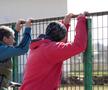 „Jucăm printre tranșee, ca-n război!”. Reportaj GSP la Liga 5, cu fotbal, conducte de gaze și spectatori mascați: „Joacă titulari «Scoică», «Pisică», «Lună», «Buze moi»”
