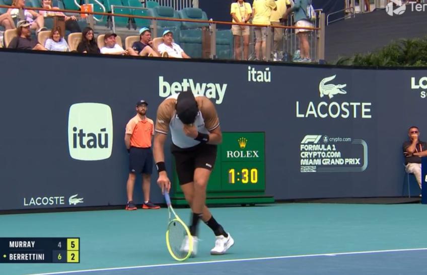 Italianul Matteo Berrettini (142 ATP) a acuzat o stare de amețeală în setul secund al meciului cu Andy Murray (62 ATP), din primul tur al turneului de la Miami, la scorul de 6-5, 2-5. A fost nevoie de intervenția medicilor.
