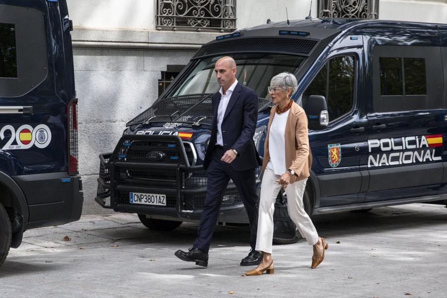 Luis Rubiales, în septembrie 2023, în timpul scandalului în care a fost acuzat de agresiune sexuală Foto: Guliver/GettyImages Cutremur în Spania! Agenții Gărzii Civile, raid la sediul Federației » Mandat de arestare pe numele lui Rubiales