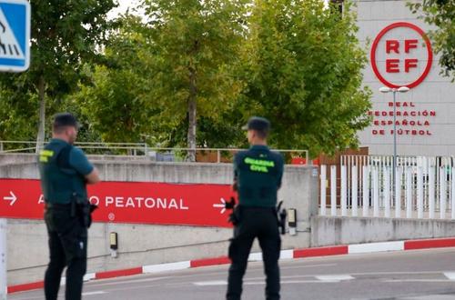 Sediul federației spaniole în timpul raidului Gărzii Civile