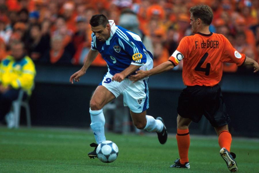 Savo Milosevic, fantasticul atacant sârb cu gulerul ridicat, la Euro 2000, în „sfertul” cu Olanda (1-6) Foto: Imago Tragedia vieții posibilului nostru adversar la Euro: bunicul i-a ucis tatăl, fratele mai mic a murit în accident, mama a fost răpusă de boală. „E greu să mai supraviețuiești”