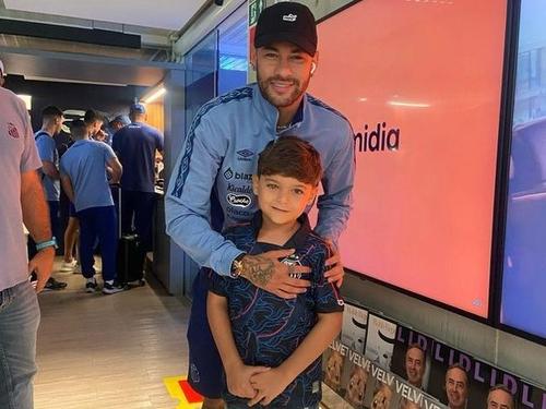 Neymar și puștiul fericit că a petrecut o zi cu jucătorii lui FC Santos / Foto: X Santos