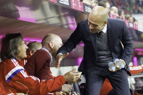 Hans-Wilhelm Müller-Wohlfahrt și Pep Guardiola / Foto: Imago