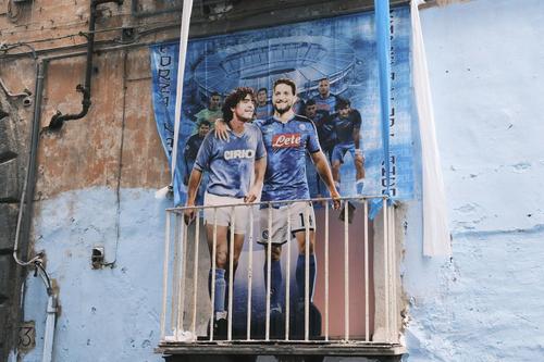 Dries Mertens, aici pe un mural lângă Diego Maradona, a fost cumpărat de Napoli ]n 2013 de la PSV Eindhoven pentru 9,5 milioane de euro / Foto: Imago