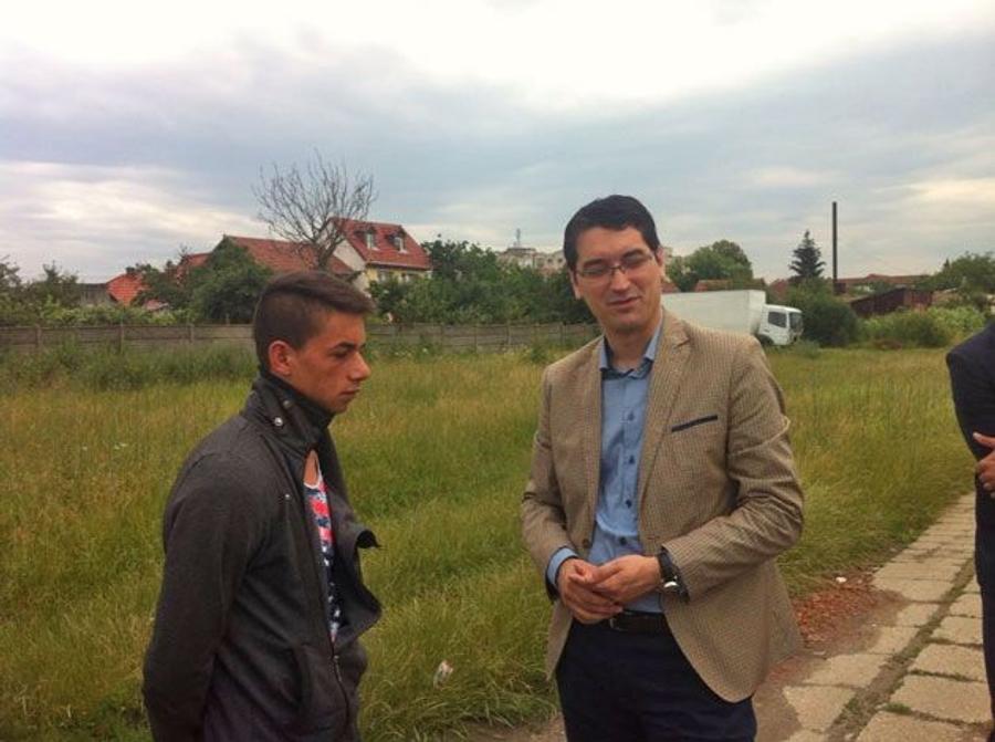 Tony Kanalos și Răzvan Burleanu, cu ocazia unei vizite făcute de președintele FRF la Satu Mare, în 2015, pentru deschiderea unui Centru de Excelență în nordul țării Un articol de pe GSP.ro a determinat-o pe Diana Șucu să-l ajute cu 10.000 € pe fostul fotbalist din generația lui Ianis Hagi care suferă de o boală cruntă: „Nu am cuvinte!”