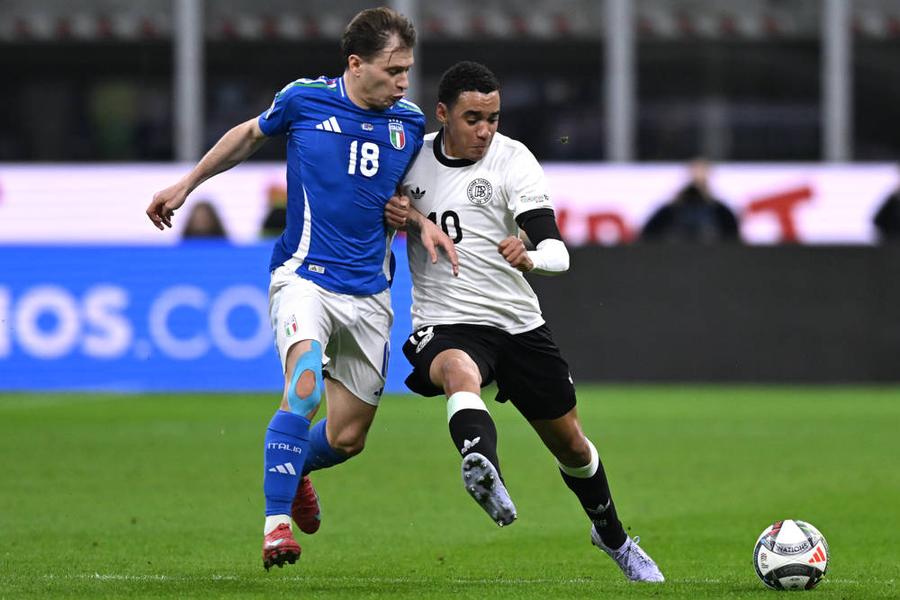 Nicolo Barella (stânga) are 73 de selecții și 10 goluri în naționala Italiei Cristi Chivu l-a surprins pe un titular: „După ce l-a scos la încălzire, i-a dezamăgit copiii din spatele băncii”