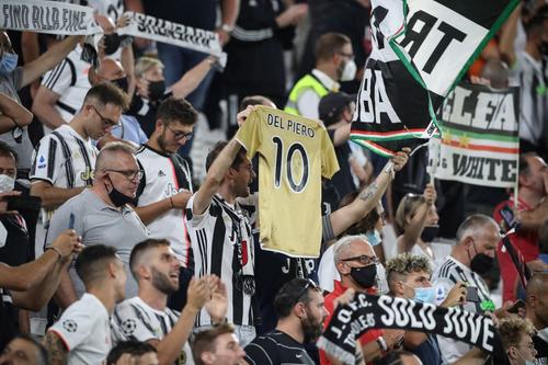 Numele și tricoul lui Alessandro Del Piero sunt mereu prezente pe Allianz Stadium la meciurile lui Juventus / Foto: Imago