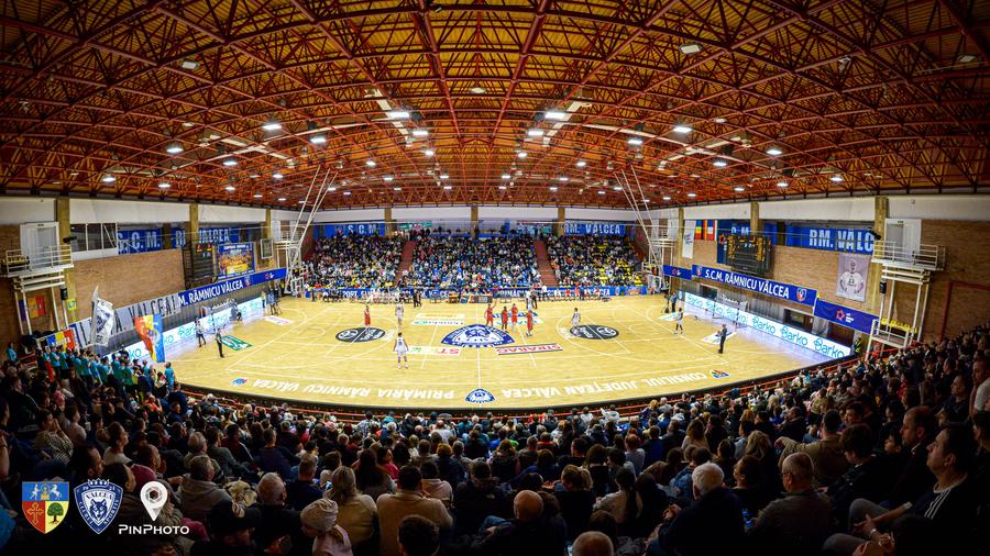 Imagine de la Vâlcea - Oradea / FOTO: PinPhoto, facebook @csvalcea1924 CSM Oradea, învinsă pentru a doua oară în 23 de etape din Liga Națională de baschet masculin » Gafa Federației: câți spectatori au anunțat