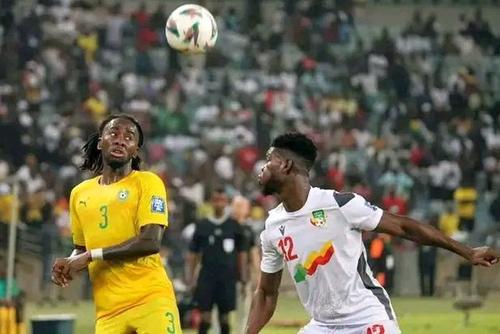 David Kiki (31 de ani), fundașul stânga al celor de la FCSB, a jucat 86 de minute pentru naționala din Benin în remiza cu Zimbabwe, scor 2-2, din preliminariile pentru Cupa Mondială din 2026. Yohan Roche (27), stoperul de la Petrolul, a jucat și el.