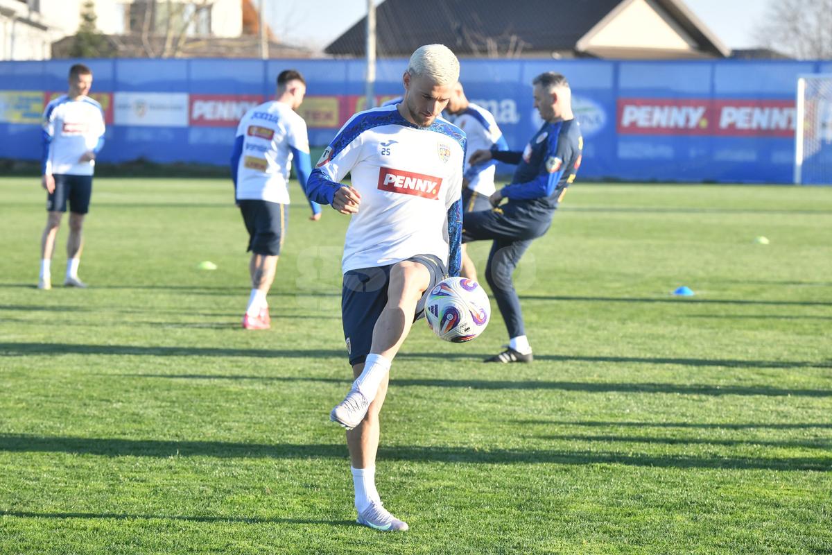 Imagini de la antrenamentul oficial al României dinaintea partidei cu Bosnia » Ce a făcut Mircea Lucescu timp de 15 minute