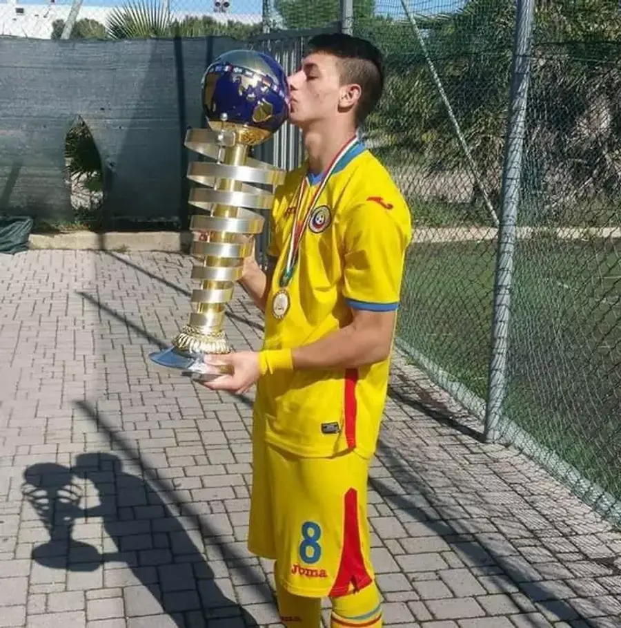 Ca junior, Tony Kanalos a făcut parte din generația lui Ianis Hagi și Florinel Coman Un articol de pe GSP.ro a determinat-o pe Diana Șucu să-l ajute cu 10.000 € pe fostul fotbalist din generația lui Ianis Hagi care suferă de o boală cruntă: „Nu am cuvinte!”
