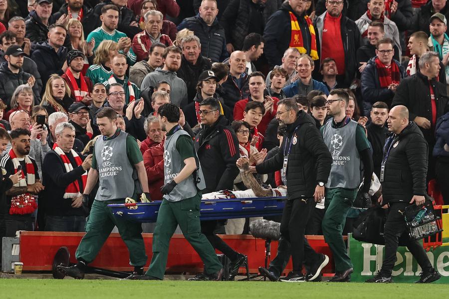 Noa Lang, după accidentarea din meciul Liverpool - Galatasaray / Imago Images Accidentarea lui Noa Lang duce la o investigație UEFA: „Vrem să reducem riscurile”
