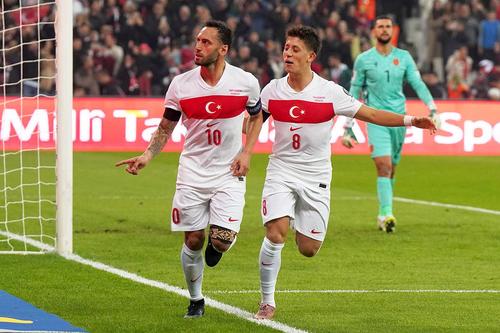 Arda Guler (în dreapta) joacă la Real Madrid, Hakan Calhanoglu la Inter // foto: Imago Images