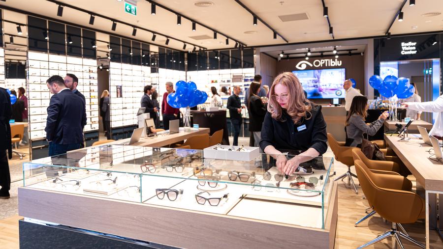 Primul pas strategic al EssilorLuxottica pe piața locală