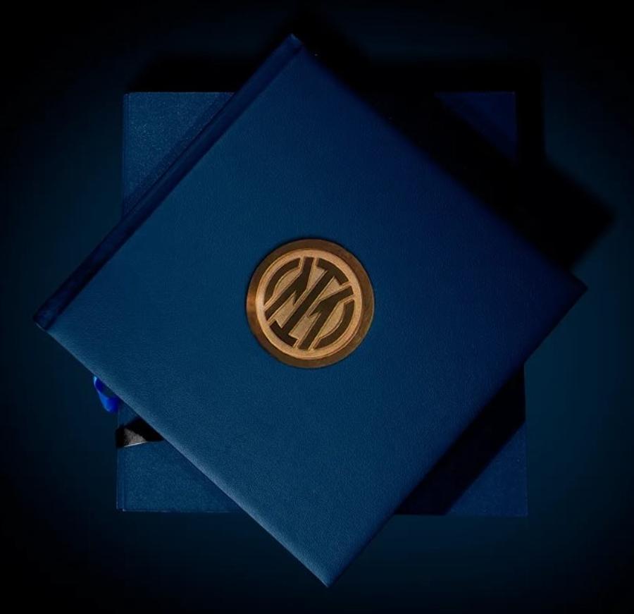 Așa va arăta Inter The Opus 118 Marquee Edition / Foto: inter.it Istoria completă a clubului Inter Milano: o carte de 34 de kilograme, care costă 19.000 de euro!
