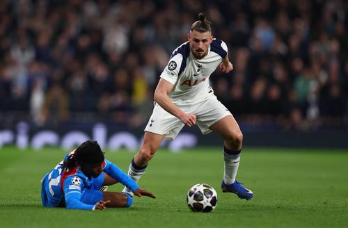 Radu Drăgușin, în duel cu Ademola Lookman (Atletico) / Foto: Imago