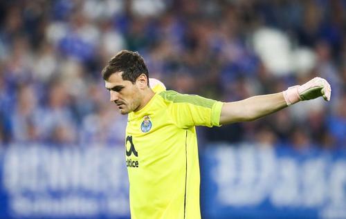 Casillas a apărat la cluburi în 885 de meciuri, câștigând 20 de trofee. E campion mondial și dublu european cu naționala Spaniei