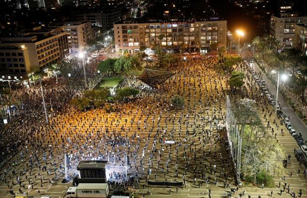 VIDEO Țara în care s-a organizat un protest ca la carte pe timp de coronavirus: X-uri desenate din 2 în 2 metri și măști de protecție