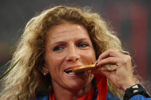 Constantina Diță mușcând din medalia de aur la festivitatea de premieră de la Beijing FOTO. Cristi Preda