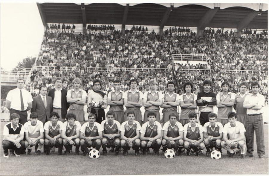 Anii '90 - Jucătorii și staff-ul celor de la Inter Sibiu în fața tribunei principale de pe vechiul stadion „Municipal” FOTO Facebook FC Inter Sibiu O echipă de tradiție din România a câștigat în instanță dreptul de a utiliza sigla, culorile și palmaresul » Clubul a câștigat un trofeu internațional