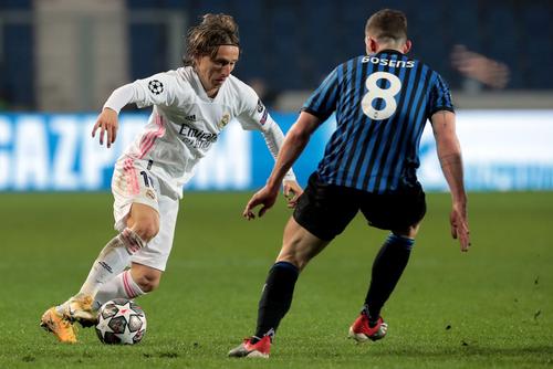 Robin Gosens, în duel cu Luka Modric // foto: Guliver/gettyimages