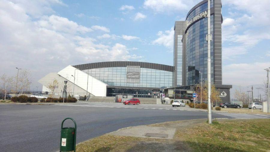 Sala Jane Sandaski, în care se va juca meciul cu Macedonia de Nord, lipită de hotelul în care stau ”tricolorele” Echipa GSP, sosire într-un oraș închis: cum sunt restricțiile în comparație cu România