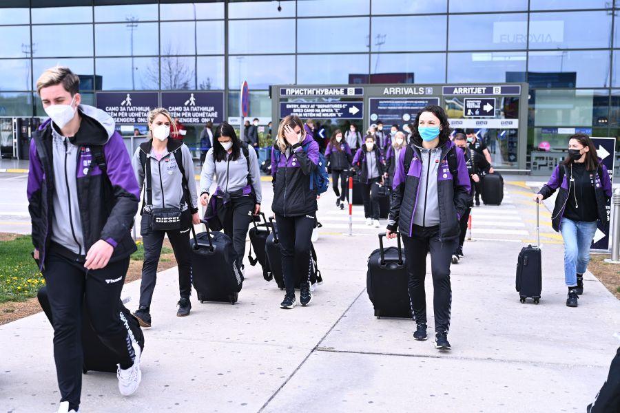 ”Tricolorele” cărând bagajele pe aeroportul din Skopje Echipa GSP, sosire într-un oraș închis: cum sunt restricțiile în comparație cu România