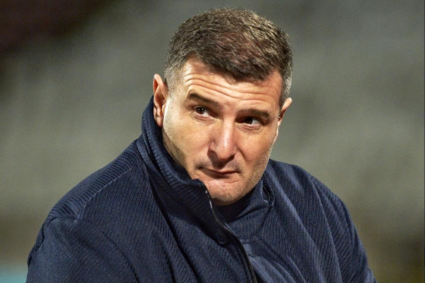 Laszlo Balint, antrenorul celor de la UTA, își felicită elevii după victoria obținută cu Dinamo în deplasare, 1-0. În sezonul regulat, arădenii se impuneau cu același scor în Ștefan cel Mare.
