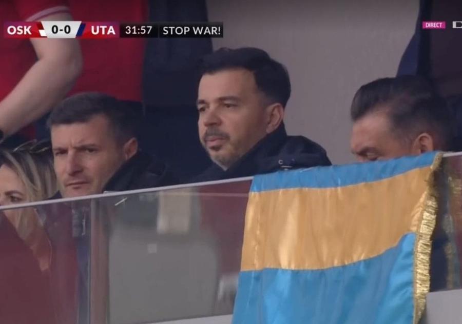 Simion Apreutese, în centrul imaginii, a fost în tribune alături de Ilie Dumitrescu (dreapta) la Sepsi - UTA 1-0 (stânga) / FOTO: Captură @Digi Sport Cine e noul investitor din Liga 1, despre care GSP a dezvăluit că l-a ofertat pe Ilie Dumitrescu: „Imi place ideea, sunt hotărât!”