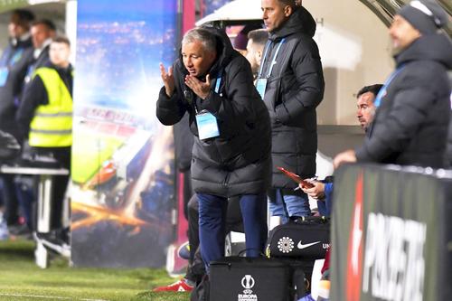 Dan Petrescu și-a acuzat direct jucătorii că prestațiile lor urmăresc să-l compromită pe el. Relația lui Dan cu fotbaliștii nu a fost bună nici în celelalte mandate, doar că victoriile dese i-au păstrat împreună.