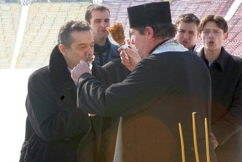 Gigi Becali, într-o acțiune religioasă pe vechiul stadion național / Sursă foto: Arhivă GSP