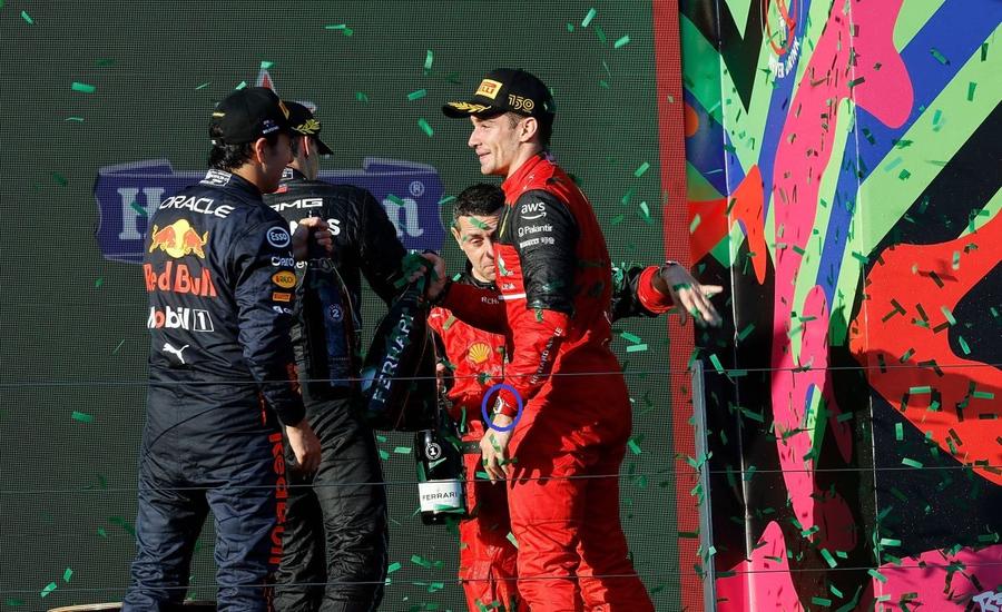 Charles Leclerc purtând ceasul Richard Mille pe podium, după ce a câștigat Marele Premiu al Australiei // foto: Imago Images Charles Leclerc, jefuit pe stradă, în timp ce dădea autografe! Pagubă de 300.000 de euro!