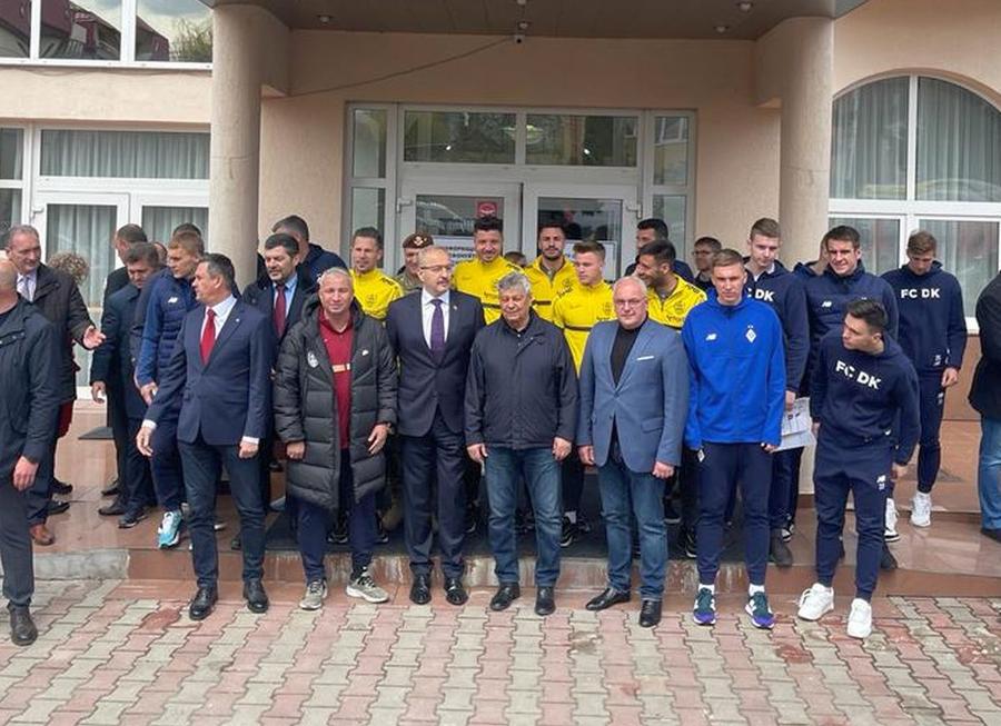 Acțiune comună realizată de cele două echipe în Cluj / Sursă foto: Eduard Apostol (GSP.ro) La pace » CFR Cluj - Dinamo Kiev, amical caritabil fără goluri în Gruia, disputat în fața a 5.000 de oameni