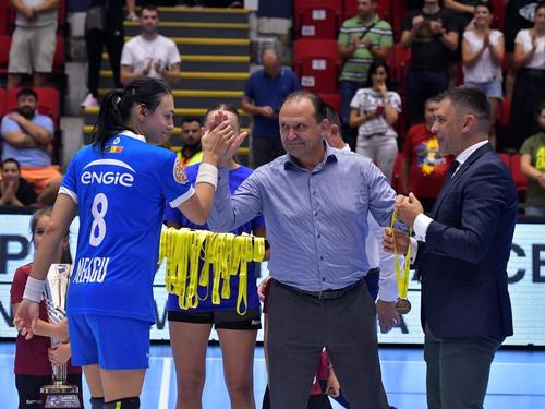 Președintele FRH, Constantin Din (centru), alături de ministrul TS, Eduard Novak, bătând palma cu Cristina Neagu Foto sportpictures