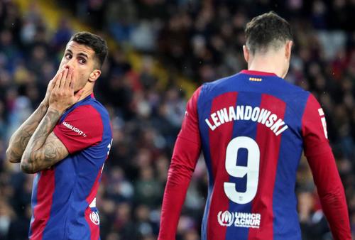 Joao Cancelo (29 de ani), fundașul dreapta de la Barcelona, este considerat de mulți fani principalul vinovat pentru eliminarea din Liga Campionilor. Catalanii au fost învinși de PSG cu scorul general de 4-6, părăsind competiția în „sferturi”. foto: Imago