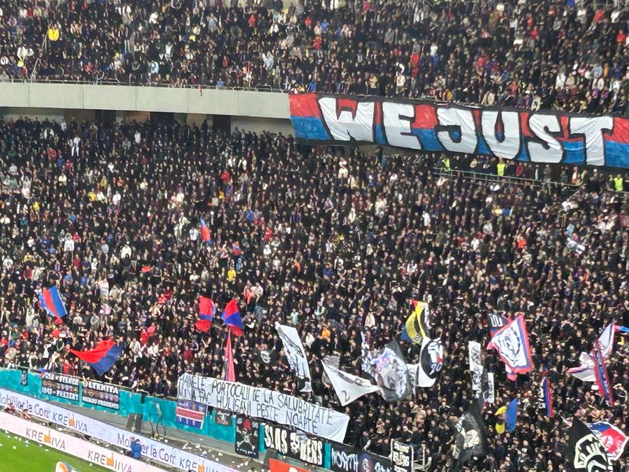 Scenografia afișată de suporterii liderului FCSB la meciul cu Rapid + Cor de scandări rasiste pe Arena Națională
