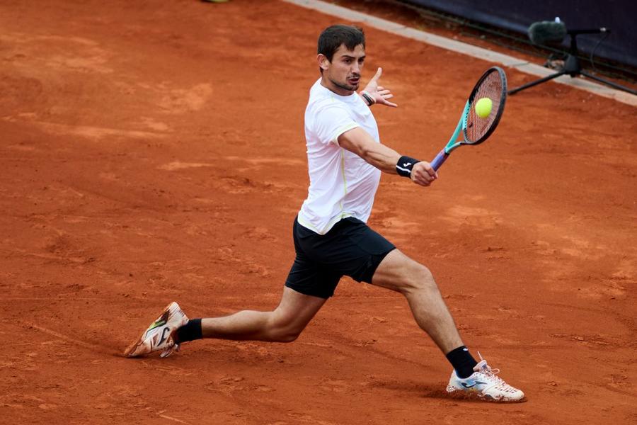 Mariano Navone în acțiune în semifinale la Țiriac Open Foto: Raed Krishan Mariano Navone, favoritul publicului, e primul argentinian finalist la Țiriac Open după 14 ani!