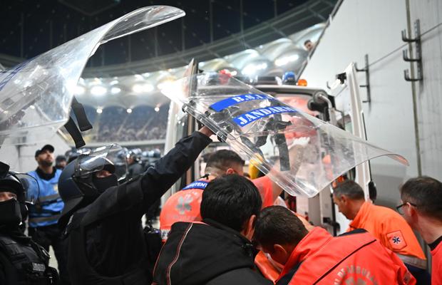Scene revoltătoare pe Arena Națională » Jandarmii, nevoiți să intervină cu scuturile în momentul accidentării lui Hromada