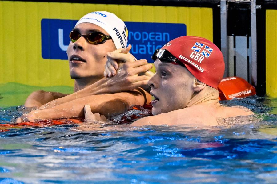 Înotătorul britanic Matthew Richards, aici alături de David Popovici, consideră că reprezentanții CIO ar trebui să ofere premii în bani la toate disciplinele. Foto: Imago Images Bani pentru o lume mai rea