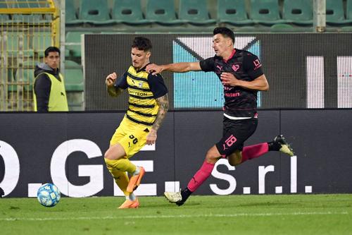 Dennis Man vs Ionuț Nedelcearu, etapa trecută, în Palermo - Parma 0-0 / Foto: Imago