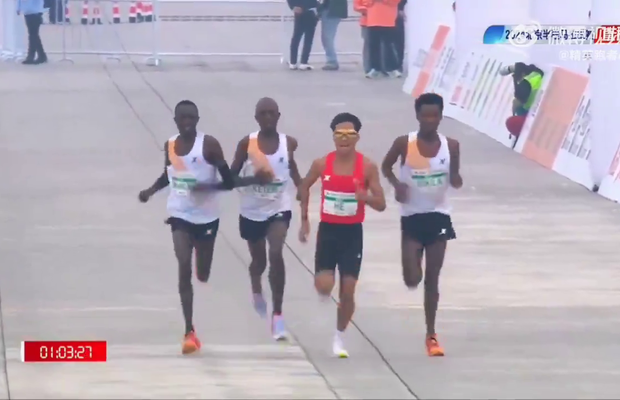 Câştigătorul semimaratonului de la Beijing, deposedat de medalie! Motivul e unul incredibil