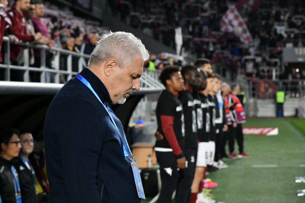 Incredibil ce a apărut pe ecusonul lui Șumudică la Rapid - U Cluj » Detaliul surprins de fotograful Gazetei